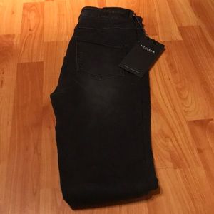 Black Highwaisted FitJeans